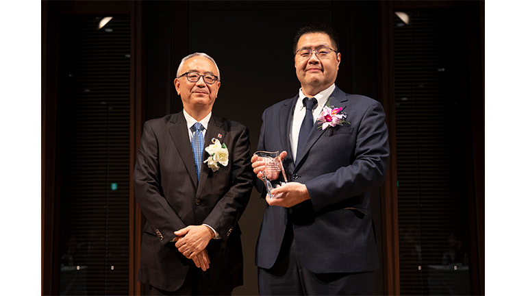 2025年12月19日に開催された表彰式の様子<br />
（右側：小西IR部長、左側：日本IR協議会 手代木会長）